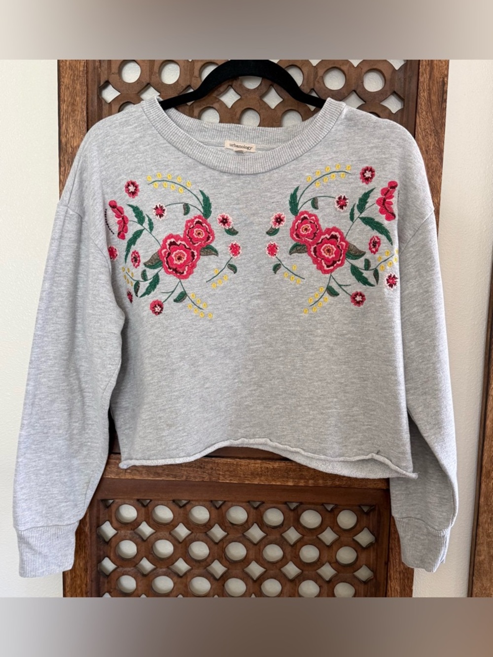 Urbanology Floral Embroidered Cropped Sweatshirt Gray Boho Cottagecore Size L